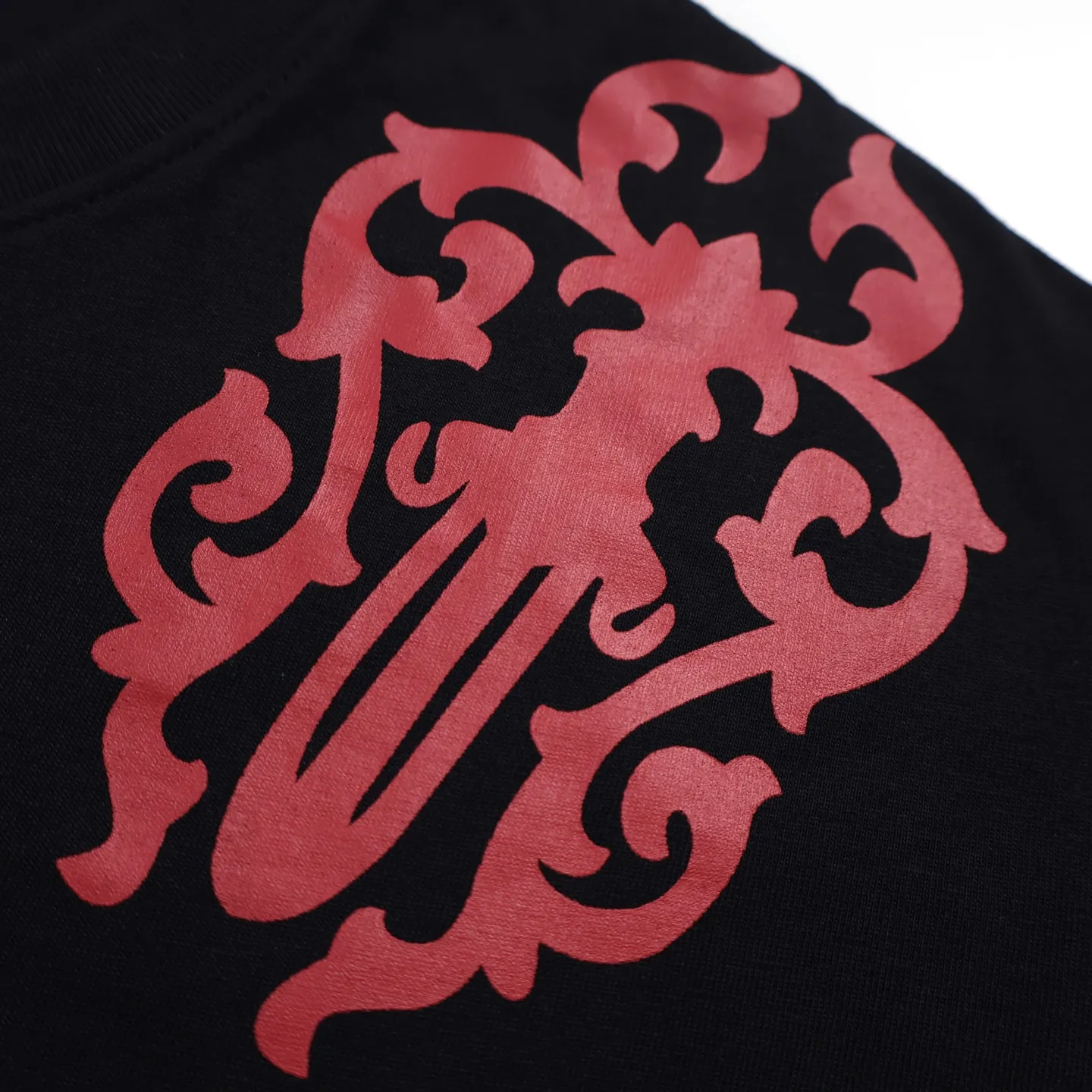 🅿️270 [Exclusive supply] CH Crow Heart Red Sword Printed Short Sleeves. The original item was purchased for 4,296. The fabric is made of custom-woven and dyed 230g pure cotton plain weave. The printing is made of imported ink and three-dimensional printing. The size and position are perfectly restored. Size:S.M.L